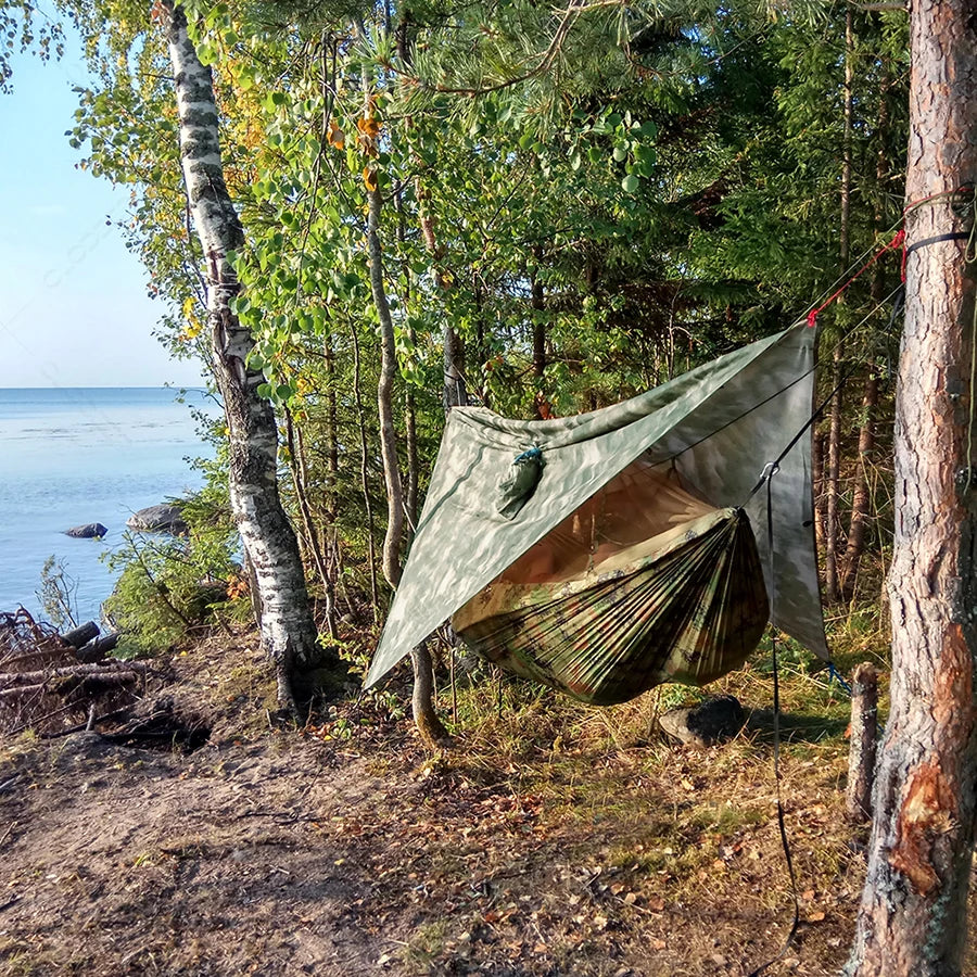 Hamaca acampada al aire libre con mosquitero y equipo para carpa contra la lluvia